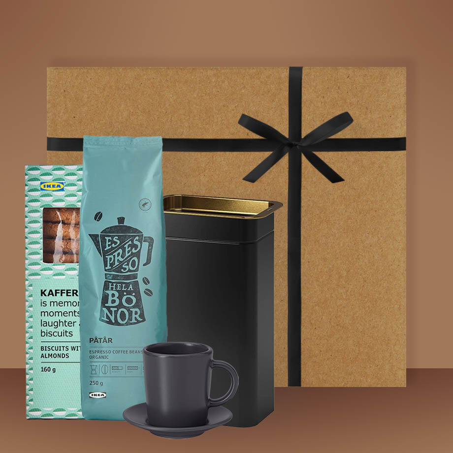 Štyri darčeky: Káva PÅTÅR Espresso, dóza BLOMNING, šálka a podšálka DINERA a KAFFEREP Sušienky s mandľami pre dokonalé chvíle.
