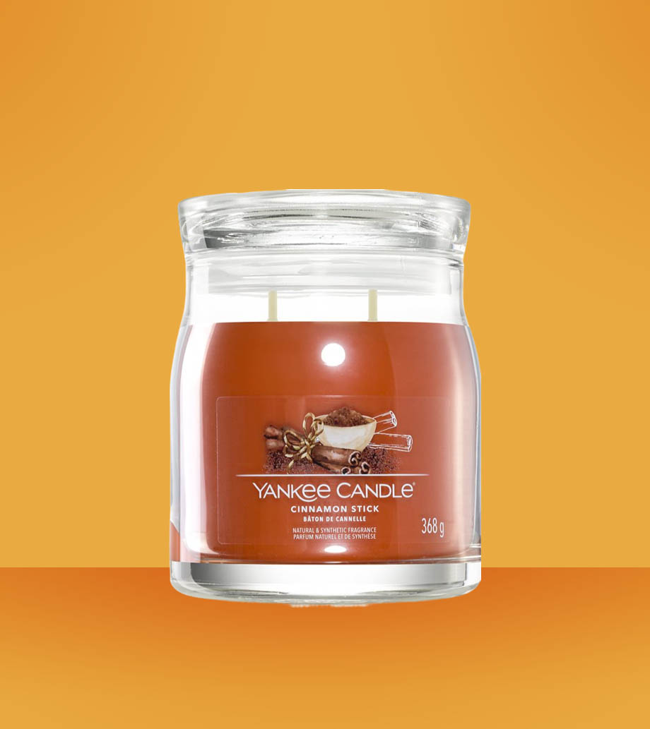Darček YANKEE CANDLE Cinnamon Stick vonná sviečka 368g Vonná sviečka Yankee Candle Cinnamon Stick - Hrejivá korenená vôňa pre útulnú atmosféru.