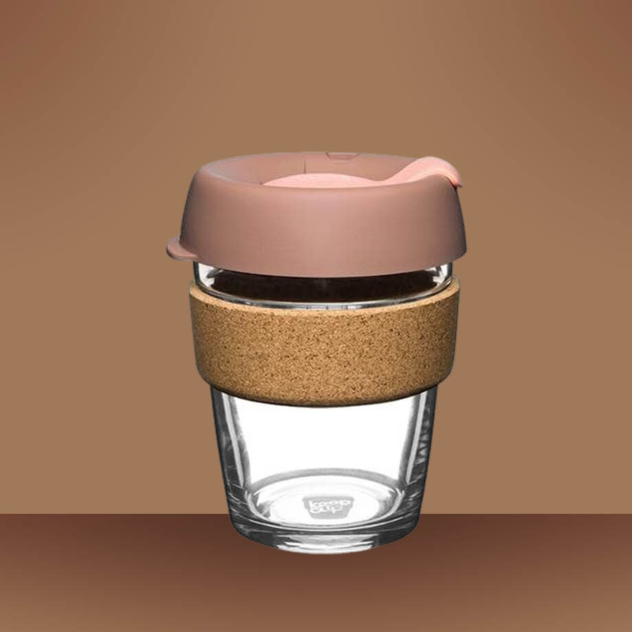 KeepCup Sklenený Hrnček BREW CORK FRAPPE, 340 ml - Elegantný béžový dizajn s korkovým obalom.
