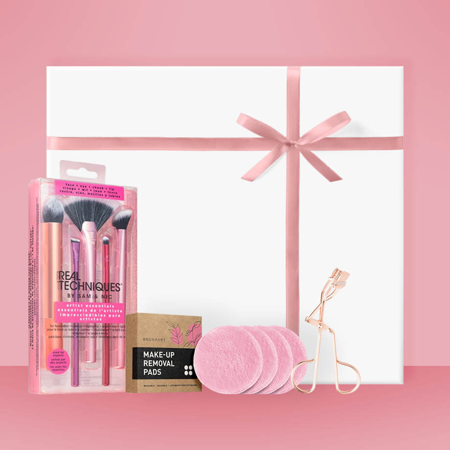 Kvalitný make-up sada so štetcami, odličovacími tampóny a klieštičkami na riasy