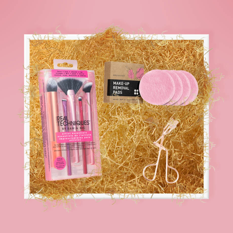 Kvalitný make-up sada so štetcami, odličovacími tampóny a klieštičkami na riasy