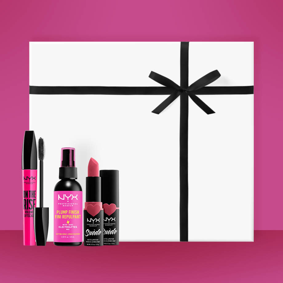 NYX Professional Makeup kombinovaný vzhľad s On The Rise Volume Liftscara, Suede Matte Lipstick Cannes a Plump Finish Setting Spray pre dokonalý finish.