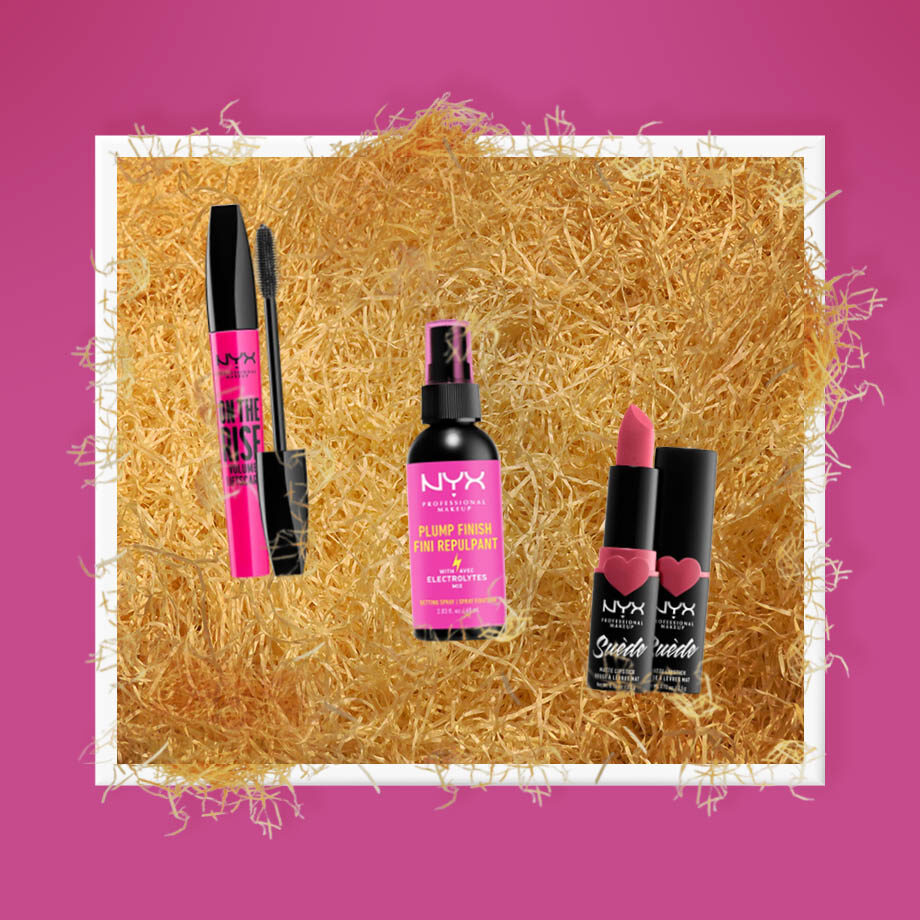 NYX Professional Makeup kombinovaný vzhľad s On The Rise Volume Liftscara, Suede Matte Lipstick Cannes a Plump Finish Setting Spray pre dokonalý finish.